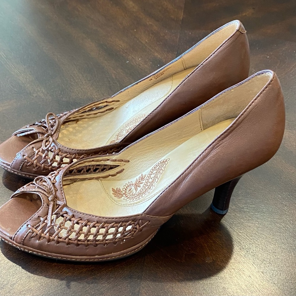 Sofft Brown Woven Peep-Toe Kitten Heel Pumps